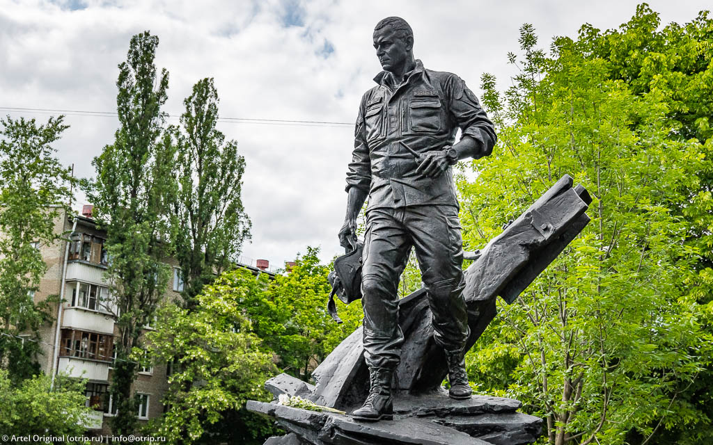 Памятник Герою России Евгению Николаевичу Зиничеву